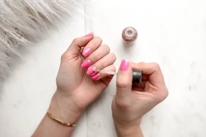 Porównanie matowego i błyszczącego topu w manicure hybrydowym