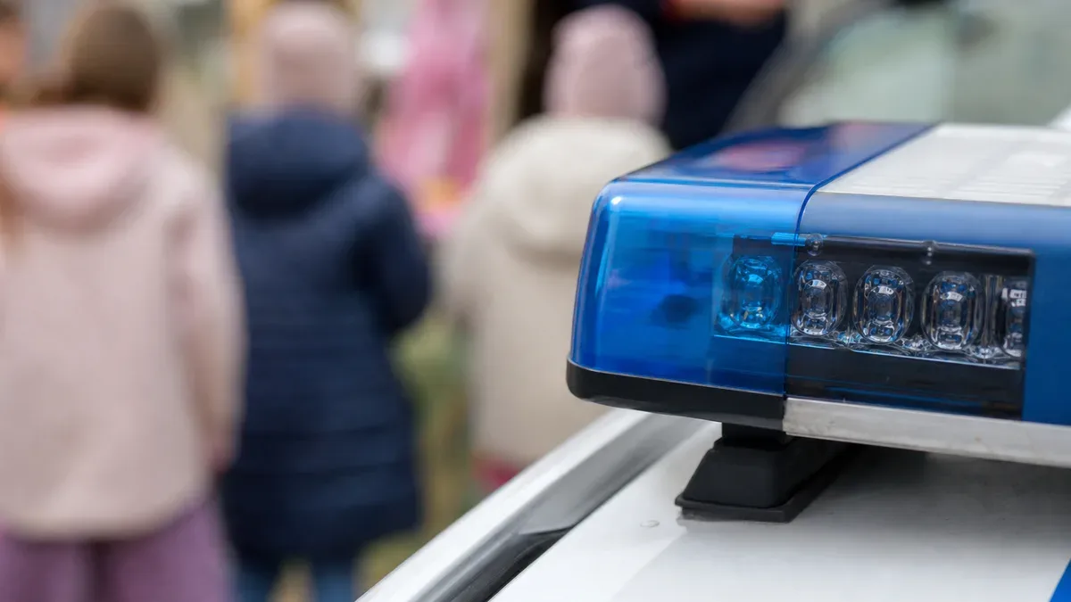 Muzyka, pierwsza pomoc i policyjny radiowóz przyciągnęły rodziny do Żelisławic