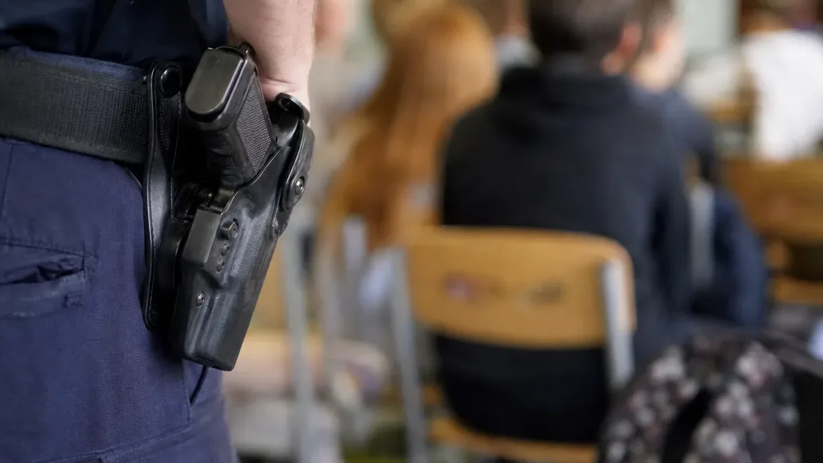 Więcej patroli przy szkołach w Będzinie. Uczniowie rozmawiali o zagrożeniach