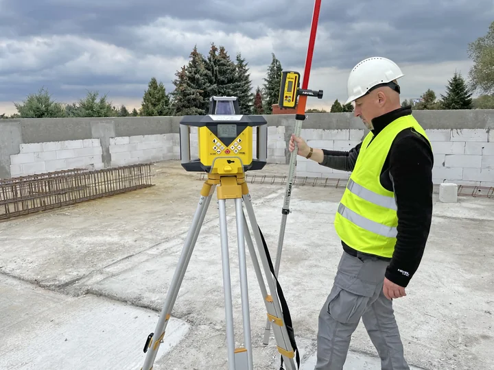 Dokładność pomiarów niwelatorem – co wpływa na wynik?