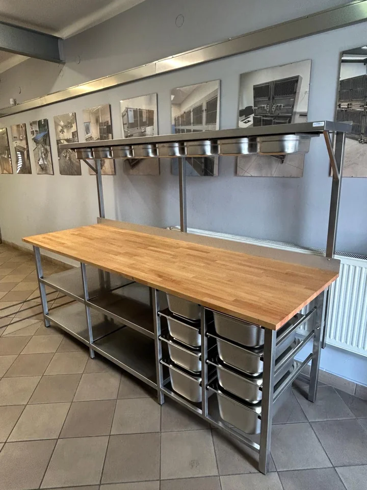 Na obrazie widać stół gastronomiczny.