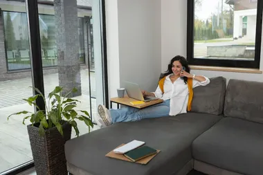 Obraz do artykułu: Jak zarządzać wynajmem mieszkania nie będąc w tym samym mieście lub kraju ? - jak to ogarnąć bez przyjeżdżania do Polski?