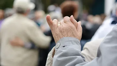 Seniorzy spotkali się na Błoniach Zamku Siewierskiego. Był grill i występy