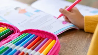 Pożar, hejt i awaria prądu. Te poradniki uczą dzieci reagować