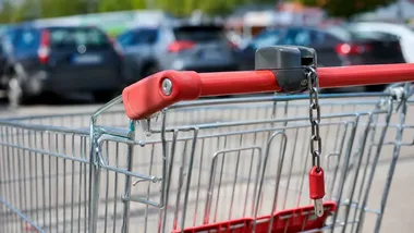 Wózek pełen towaru przy drzwiach. Policjant po służbie zareagował w Siewierzu