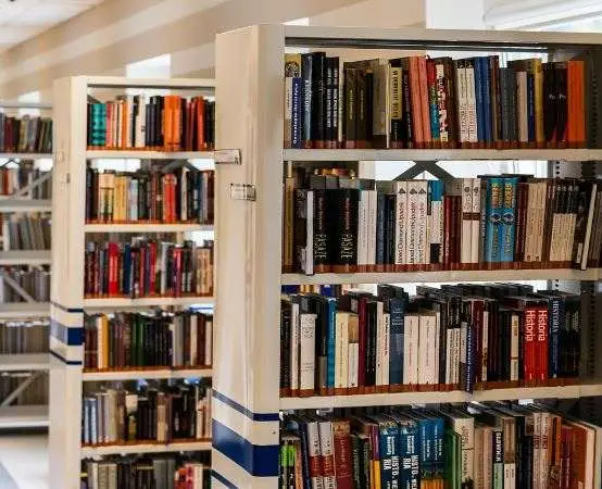 Młodzież odkrywa pasję do rysunku podczas Bibliowakacji w bibliotece