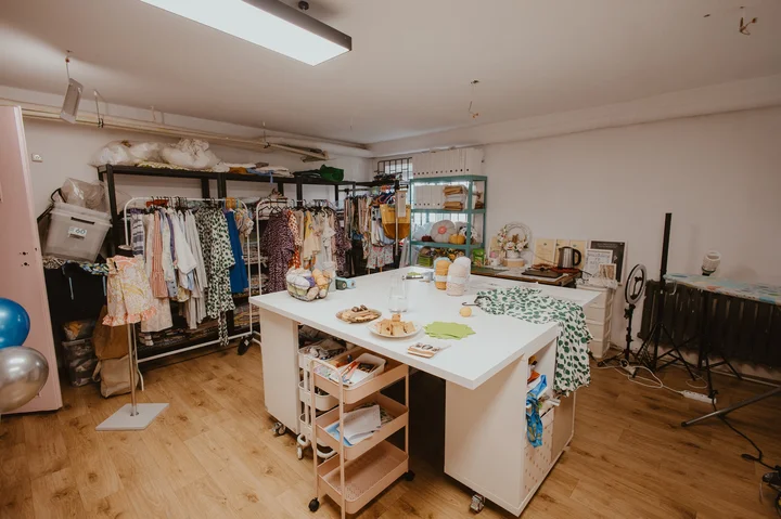 Grafika promocyjna wydarzenia Warsztaty Podstaw Szycia — grudzień 2025