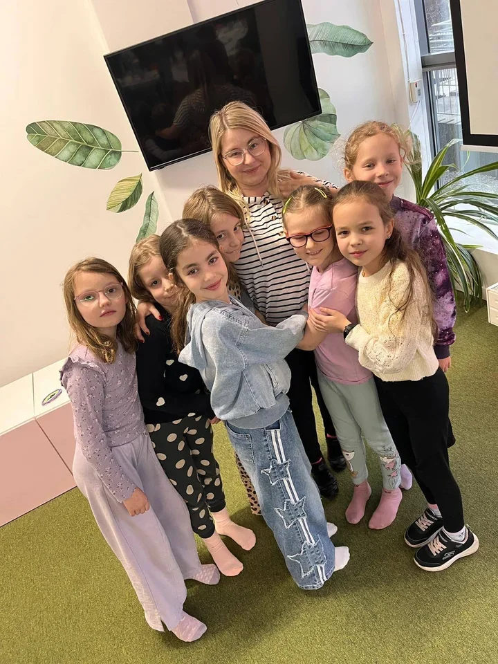 Uśmiech, zwrot książki, dobre słowo - **1 marca** Dzień Przytulania Bibliotekarza