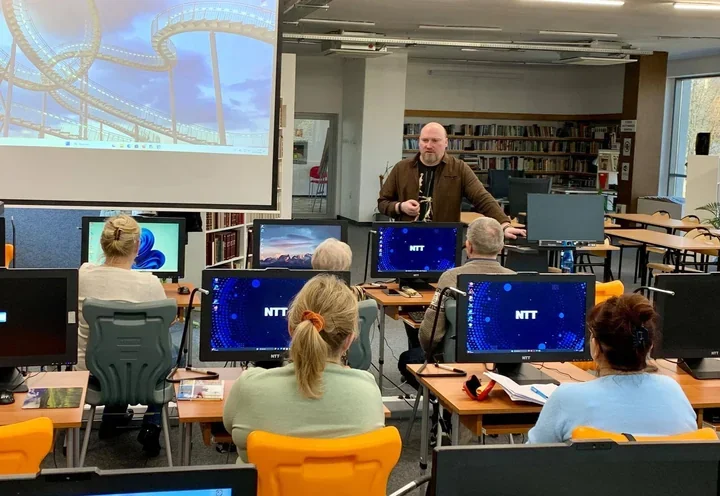 Seniorzy odkrywają Gmaila i znikające osoby ze zdjęć - zabawa, nauka i cyfrowa odwaga