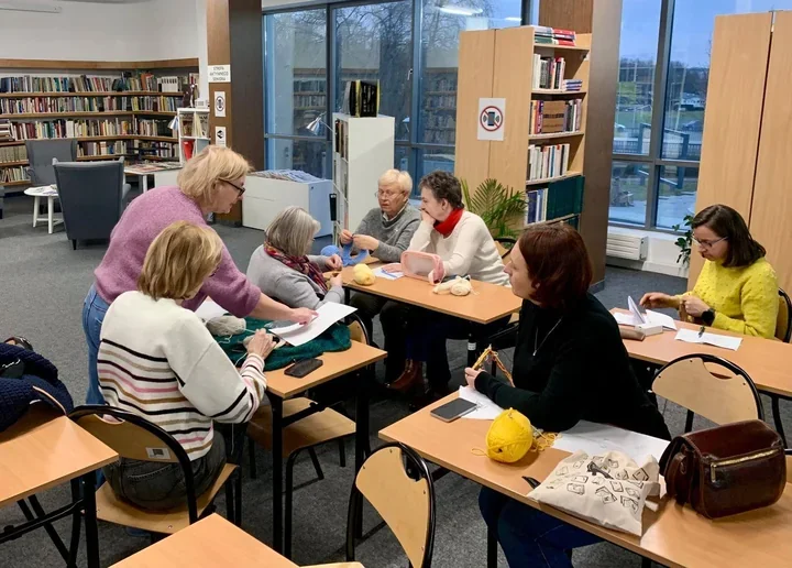 W Będzinie druty w ruchu - Klub Szalonych Rękodzielniczek przerabia raglan od góry