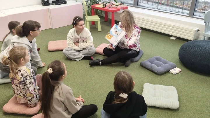 Dzieci w Będzinie zrobiły zimę z koralików - pracownia pełna śmiechu i blasku