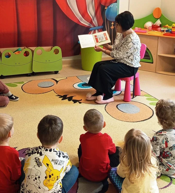 Zima w książce i w sali - jak biblioteka zabrała przedszkolaki w literacką podróż