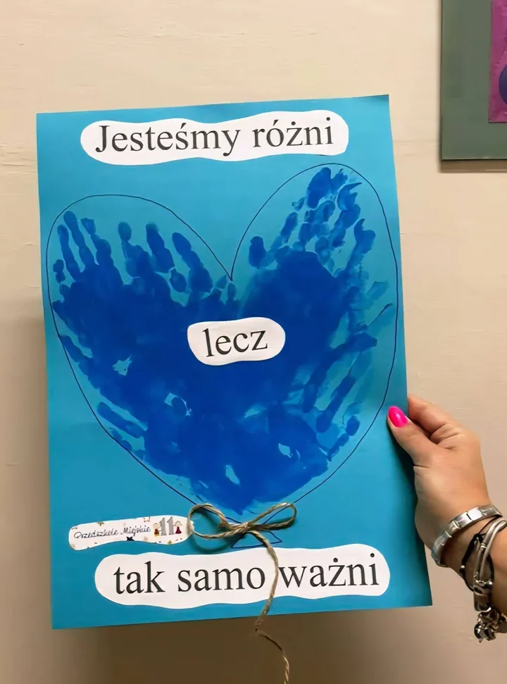 Niebieski spacer w Będzinie - przedszkolaki połączyły empatię z książką.