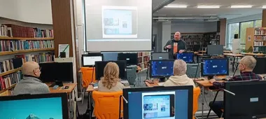 Seniorzy z BUTW ćwiczą czujność w sieci i łapią internetowe sztuczki