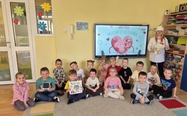 Bibliotekarka w fartuchu i przedszkolaki w gabinecie emocji