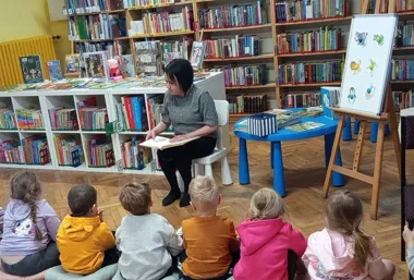 Zoo w bibliotece na Ksawerze. Przedszkolaki ruszyły w egzotyczną wyprawę