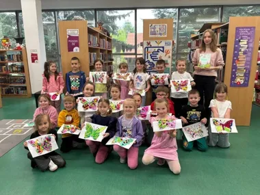 Biblioteka w Będzinie na chwilę stała się wiosenną łąką