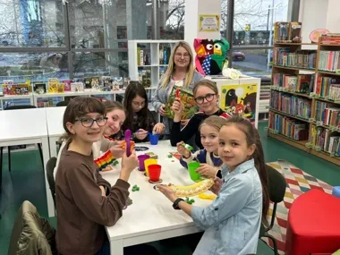 Fruit Cup - jak prosta gra z łyżeczką trenuje logiczne myślenie dzieci przez zabawę