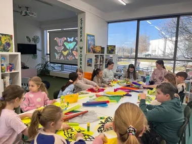 Kokony, kolce i witrażowe ćmy - nocne odkrycia w bibliotece