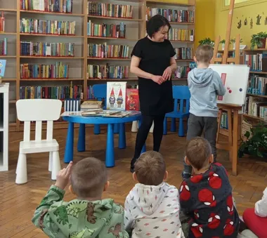 W Będzinie książki ruszyły w drogę - mali czytelnicy zbudowali bibliobus