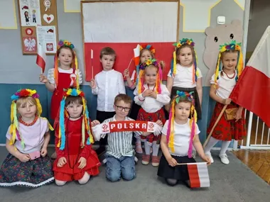 Biało-czerwony poranek w Będzinie - przedszkolaki zrobiły wrażenie