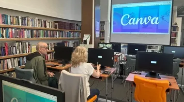 Seniorzy odkrywają Canvę - w bibliotece powstają pierwsze projekty graficzne