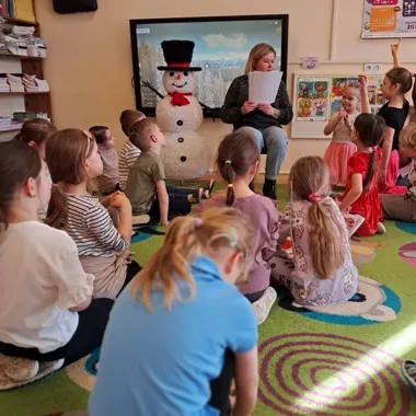 Przedszkolaki tworzą zimę na papierze - Galeria Zimy Pelna Wyobraźni w Będzinie