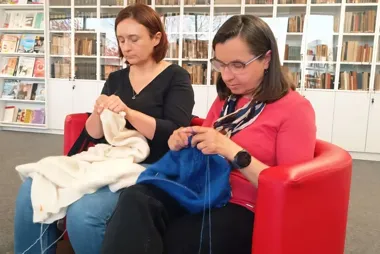 W Będzinie druty nie odpoczywają - swetry zyskują kształt i tempo