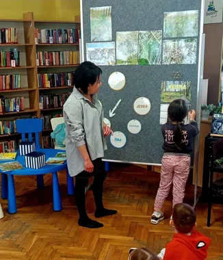 Wiosna przyszła do biblioteki - przedszkolaki weszły do Krainy wierszy