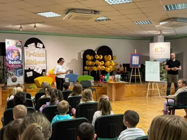 Żubr Pompik wciągnął przedszkolaki do bibliotecznej wyprawy