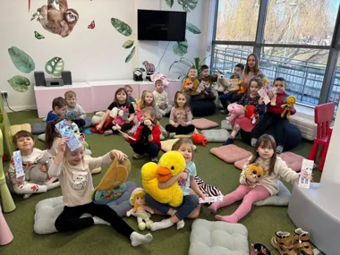Żabki z Przedszkola Miejskiego nr 1 w Będzinie odkrywały bibliotekę - zakładki i zagadki