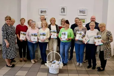 Kawa zamiast klawiatury - seniorzy zajrzeli za kulisy będzińskiej biblioteki