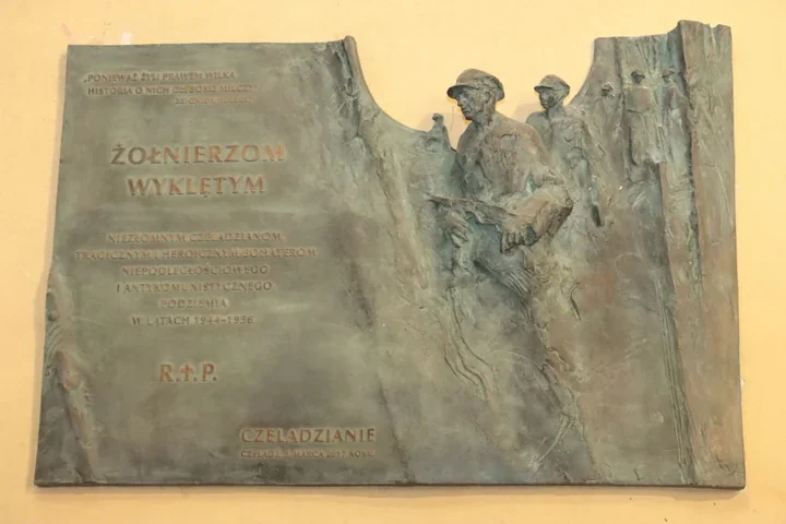 W Czeladzi modlitwa i kwiaty przy tablicy ku pamięci Żołnierzy Wyklętych