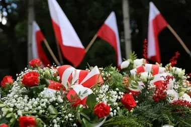 Młodzież i kadeci przy pomniku. W Czeladzi uczczono ofiary wojny