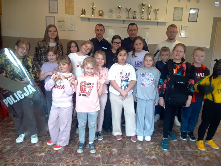 Dzielnicowi z Sławkowa przeprowadzili akcję - dzieci uczyły się, jak uniknąć wypadku