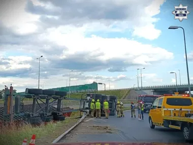 Ranny kierowca uwięziony w ciężarówce. Policjant wybił szybę