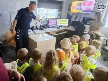 Radiowóz i komisariat zamiast zwykłej wizyty. Policjanci u dzieci w Wojkowicach