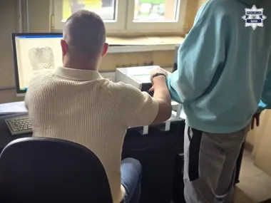 Zgarnął pieniądze z lokalu i rozbijał wiaty - 21-latek trafił do aresztu