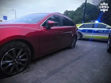 Jechał środkiem drogi i uszkodził opony. Świadek przerwał tę jazdę