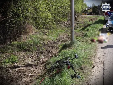 Rowerzysta zjechał z jezdni i uderzył w słup - dramat w Strzyżowicach