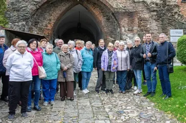 Seniorzy z powiatu będzińskiego ruszyli śladem pałacu i zamku