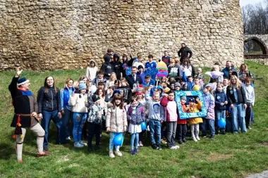 Smocze jajo pod zamkiem przyciągnęło dzieci na średniowieczną zabawę