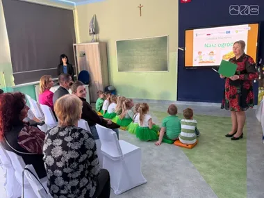 W Żelisławicach ruszył projekt "Nasz ogród" – przedszkolaki zmieniają szkolne podwórko